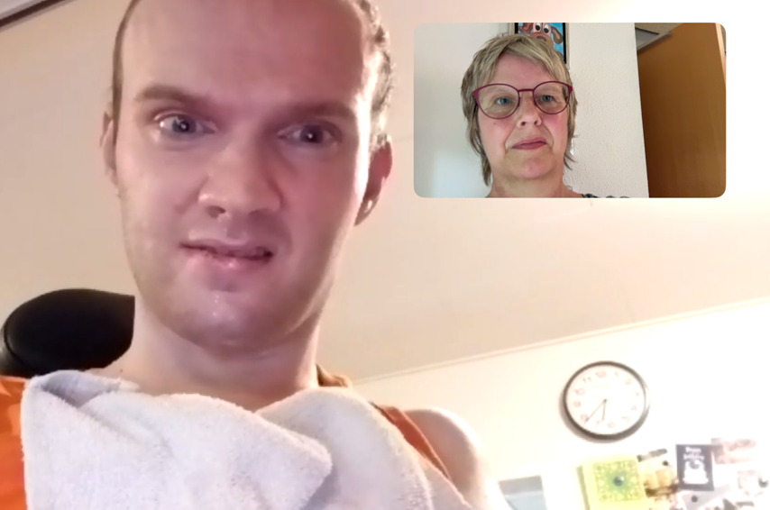 Marieke taler med sin søn, Tomas, på b-near skærmen. Visuel kontakt ved egen kraft for første gang i et år.