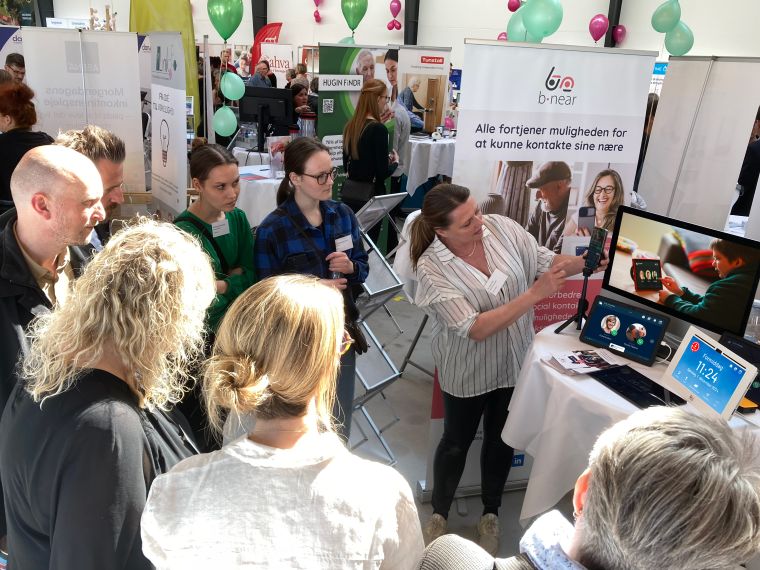Malene Raundahl demonstrerer b-near for en gruppe interesserede