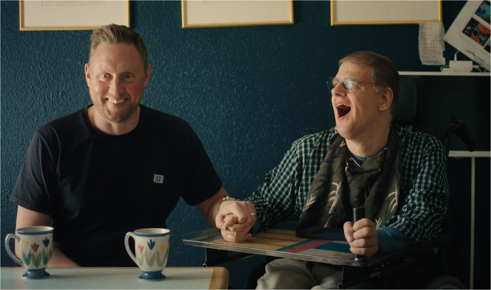 Lars, der er kognitivt udfordret, smiler til bror Morten, fordi de nu kan tale sammen med b-near
